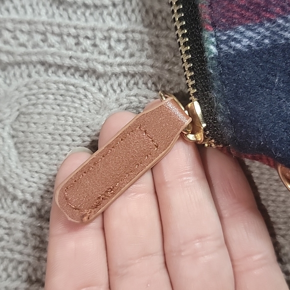 L.I.B New York Plaid Wristlet. - Picture 3 of 8